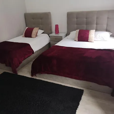 Downtown Garden Terrace , Only One House Up To 21pax Apartamento